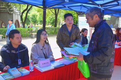 清城區(qū)統(tǒng)計(jì)局積極參與2017年‘12.4’國家憲法日暨全國法制宣傳法律咨詢活動(dòng)，提供專業(yè)社會(huì)經(jīng)濟(jì)咨詢服務(wù)